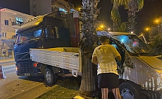 Kamyonet ile tır çarpıştı: 1 yaralı