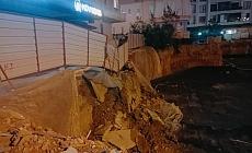 İnşaatın koruma duvarı yıkıldı