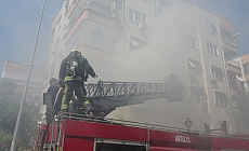 Dairede çıkan yangın apartmanı dumana boğdu