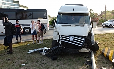 Hafif ticari araç ile tur aracı çarpıştı, 3'ü turist 4 kişi yaralandı