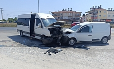 Tur aracı hafif ticari araçla kafa kafaya çarpıştı: 6 yaralı