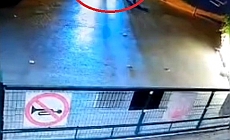 Denetimden kaçan alkollü sürücü polislere çarpıp kaçtı