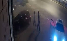 Antalya'da alkollü sürücü önce ağaca, sonra iş yerinin camına çarptı