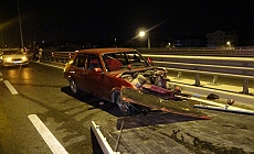 Antalya'da aynı yerde iki ayrı kaza 2 kişinin yaralanmasına, trafiğin de 2 saat kapanmasına neden oldu