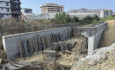 Köprü inşaatında düşen işçi ağır yaralandı