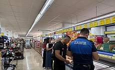 Kemer'de zabıta ekipleri marketlerde etiket ve hijyen denetimi yaptı