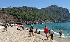 Alanya'da sıcak hava sebebiyle yerli ve yabancı turistler plajları doldurdu