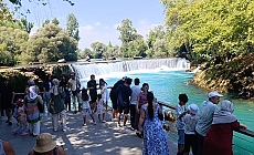 Manavgat Şelalesi'nde düşen su seviyesi ziyaretçileri şaşkına çevirdi