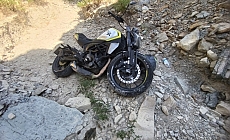 Hakimiyetini kaybeden motosiklet sürücüsü şarampole uçtu