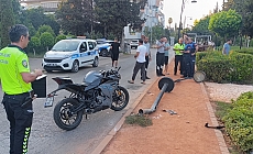 Direksiyon hakimiyetini kaybedip aydınlatma direğini devirdi, ceza yağdı
