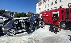 Park halindeki otomobil yanarak kullanılamaz hale geldi