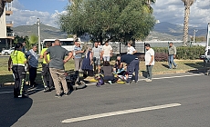Okul servisiyle çarpışan motosikletli ağır yaralandı