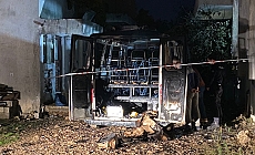 Serik'te park halindeki minibüs alev alev yandı