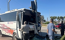 Antalya'da yolcu midibüsü ile otomobil çarpıştı: 4 yaralı