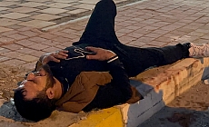 Çocuklara verdiği sigara canından ediyordu