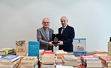 Prof. Dr. Fahrettin Tızlak’tan Antalya Kütüphanesi’ne 2000 kitaplık değerli bağış