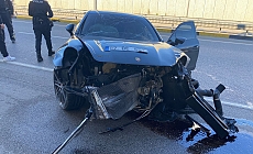 Porsche otomobil önce bir araca sonra alt geçit duvarına çarptı