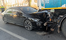  Otomobil yol süpürme aracıyla çarpıştı