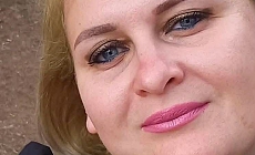 Yolun karşısına geçerken otomobilin çarptığı kadın yaşam mücadelesini kaybetti