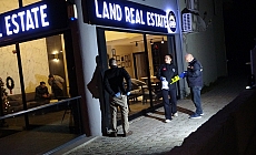 Park halindeki araçlara çarptı, pompalı tüfek ile işyeri sahibini yaraladı