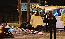 Minibüs refüje çıktı: Alkollü sürücü yaralandı