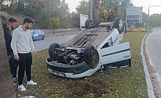  Antalya'da refüje çarpıp ters dönen araçtan ayakta çıktı
