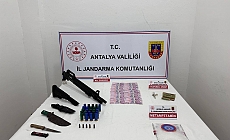  Antalya'da uyuşturucu operasyonu: 3 şüpheli gözaltında