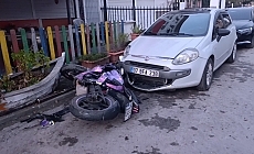 Tesla ile çarpışan motosikletteki 2 kişi metrelerce savruldu