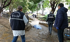  Evinin önündeki parkta ölü bulundu