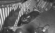 Araçların lastiklerini kesen, tuvalete zarar verip, marketten yiyecek ve içecek alan 3 şüpheli yakalandı