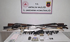 Antalya’da operasyon yapılan evde çok sayıda silah ele geçirildi