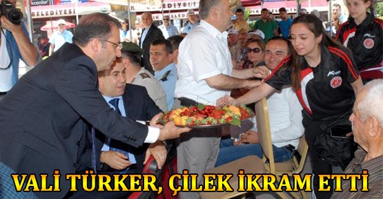 Vali Türker, çilek ikram etti