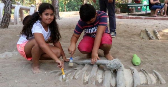 Yapay dinozor kemiklerini bularak, arkeolojiyi öğreniyorlar