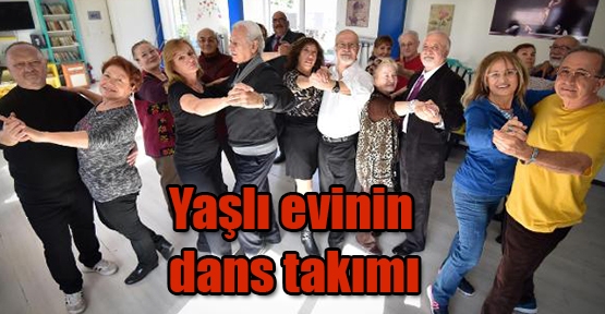 Yaşlı evinin dans takımı