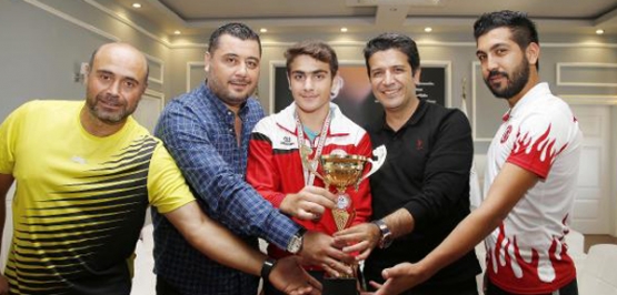 Yıldız bisikletçi, kupayı Başkan Genç'e hediye etti