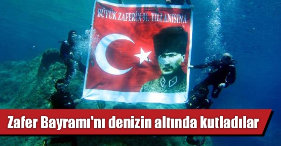 Zafer Bayramı'nı denizin altında kutladılar