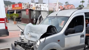  Fren yapan minibüs otoyolu birbirine kattı: 2'si turist 6 yaralı