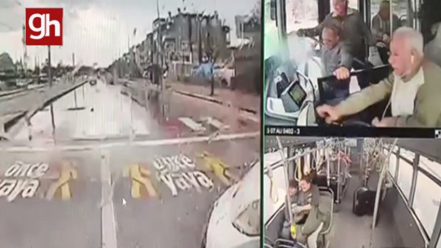 Halk otobüsüyle hafif ticari aracın çarpışma anı kamerada